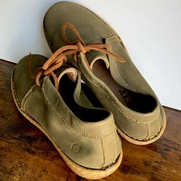 BORN Nuala Olive Green Nubuck Leather Handmade Moc Chukka Laced Booties Size 8.5