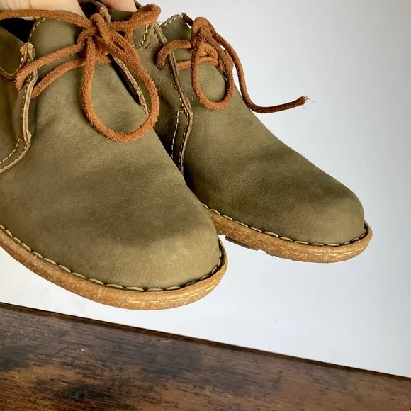 BORN Nuala Olive Green Nubuck Leather Handmade Moc Chukka Laced Booties Size 8.5