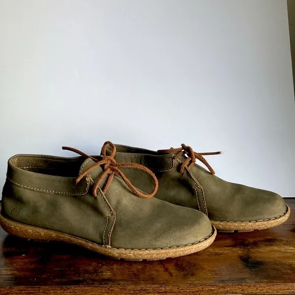 BORN Nuala Olive Green Nubuck Leather Handmade Moc Chukka Laced Booties Size 8.5