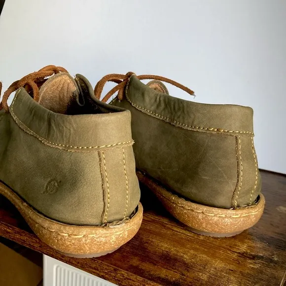 BORN Nuala Olive Green Nubuck Leather Handmade Moc Chukka Laced Booties Size 8.5