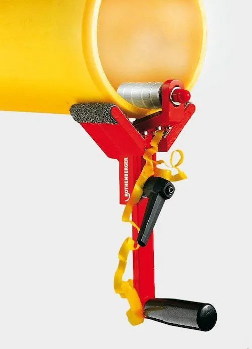Plastic pipe chamfering tool
