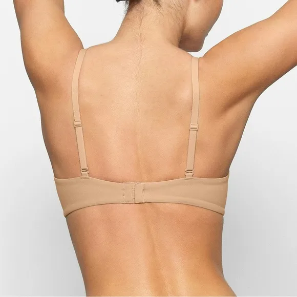 Skims fits everybody t shirt Demi bra