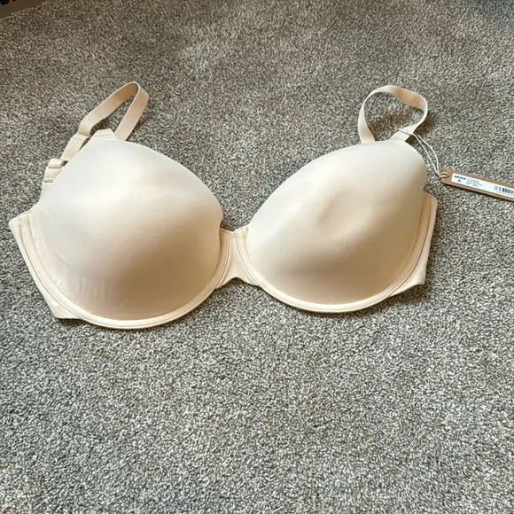 Skims fits everybody t shirt Demi bra