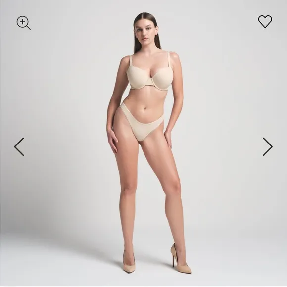Skims fits everybody t shirt Demi bra