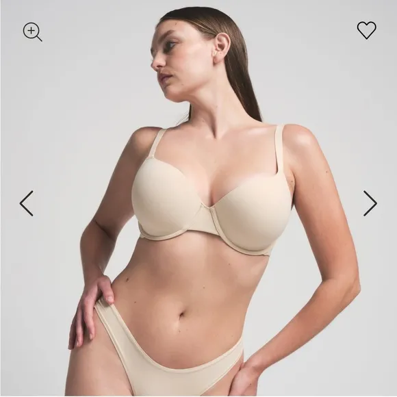 Skims fits everybody t shirt Demi bra