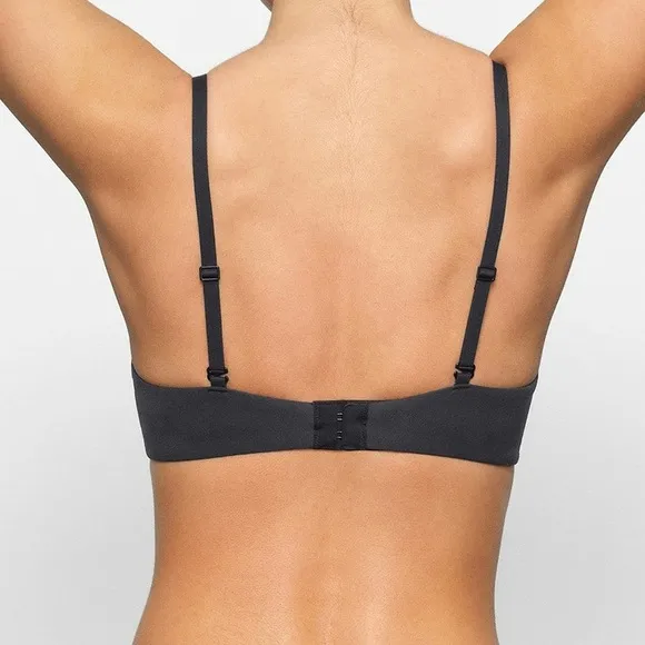 Skims fits everybody t shirt Demi bra