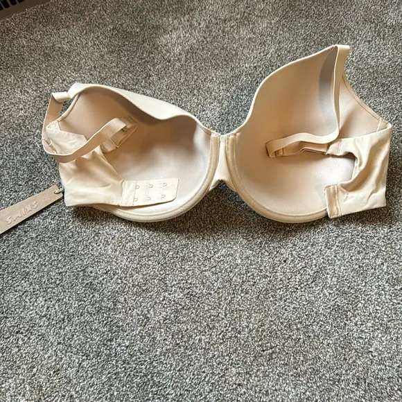 Skims fits everybody t shirt Demi bra