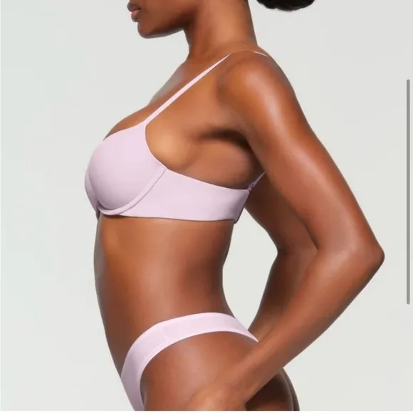 Skims fits everybody t shirt Demi bra