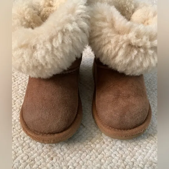 Toddler Bailey Button Chestnut  Uggs size 6