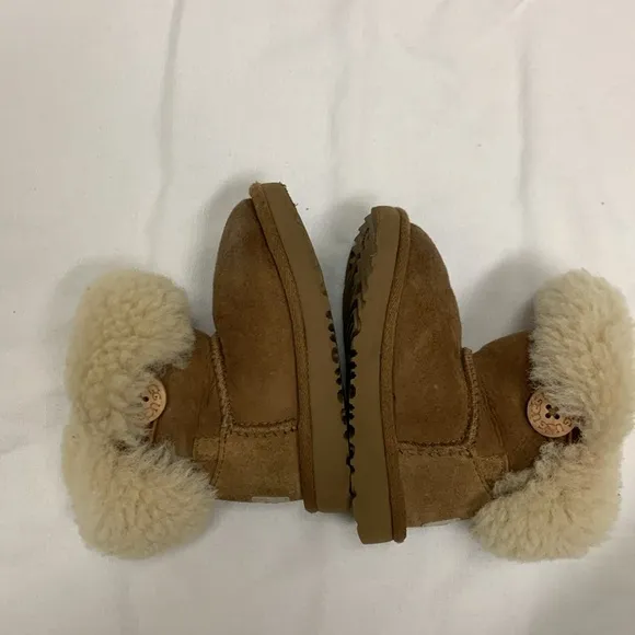 Toddler Bailey Button Chestnut  Uggs size 6