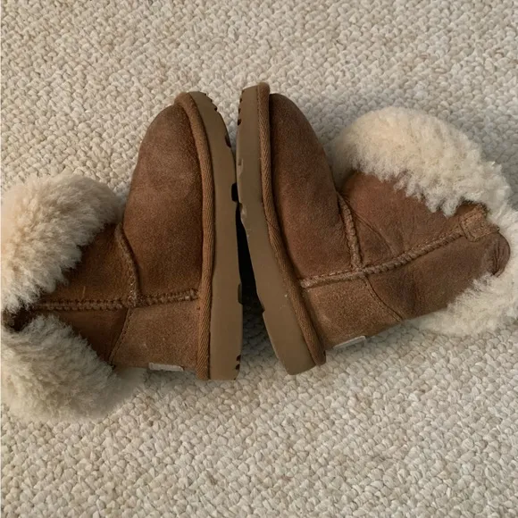 Toddler Bailey Button Chestnut  Uggs size 6