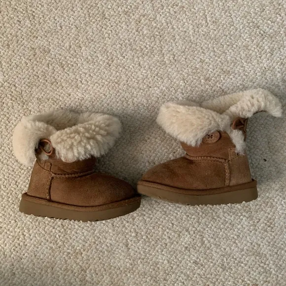 Toddler Bailey Button Chestnut  Uggs size 6