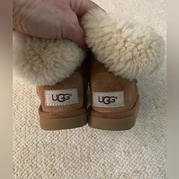 Toddler Bailey Button Chestnut  Uggs size 6