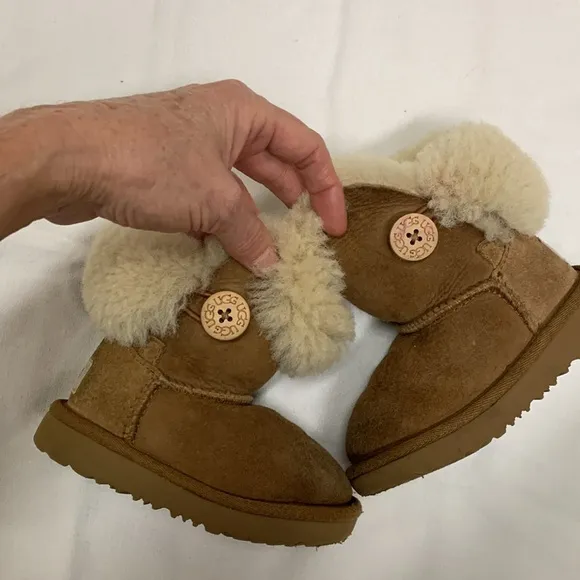 Toddler Bailey Button Chestnut  Uggs size 6