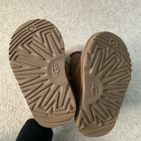 Toddler Bailey Button Chestnut  Uggs size 6