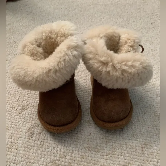 Toddler Bailey Button Chestnut  Uggs size 6